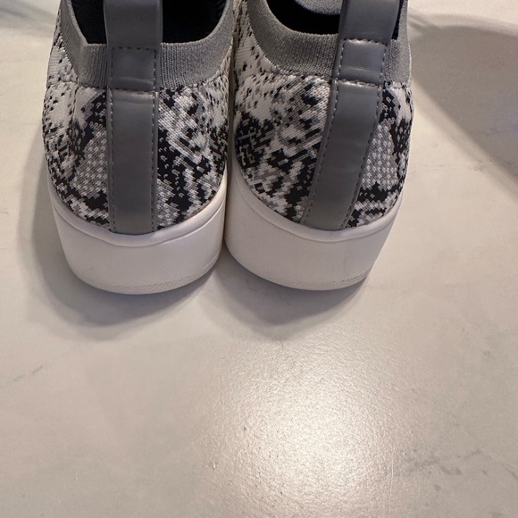 EUC Steve Madden Slip Ons - Picture 4 of 4